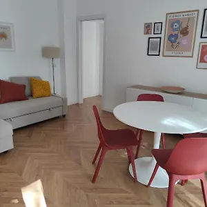 Elegante Bilocale A Con Balcone Milano